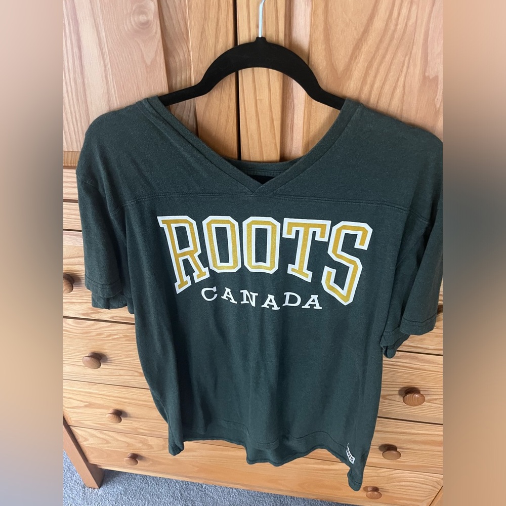Roots forest green vneck tshirt. L